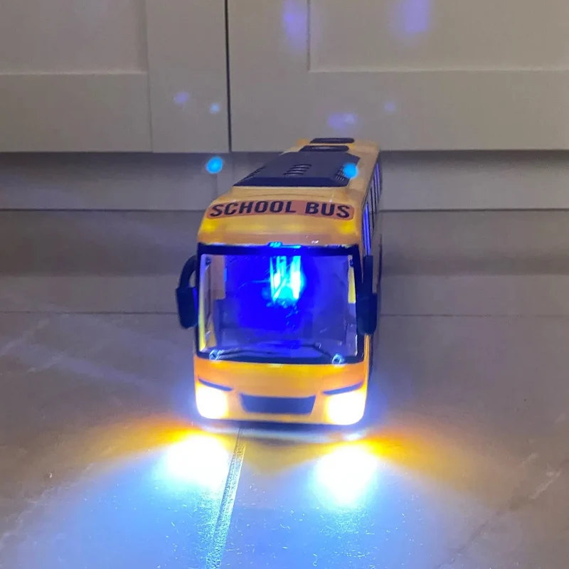 Voiture télécommandée 4x4 2.4GHz tout terrain jaune effectuant un saut, un modèle robuste et économique pour les amateurs de RC pas cher.