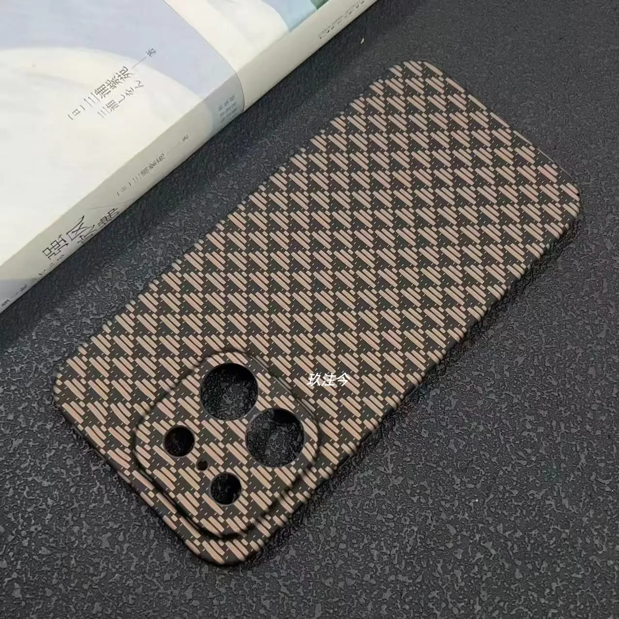 Stylish Carbon Fiber Texture Scratch-Resistant ShockProof Case Cover