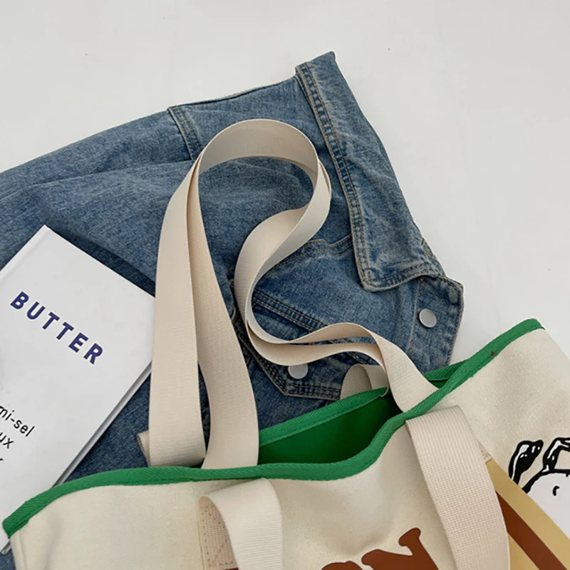 حقيبة يد جذابة بتصميم كرتوني، تتميز بسعة كبيرة، وت...