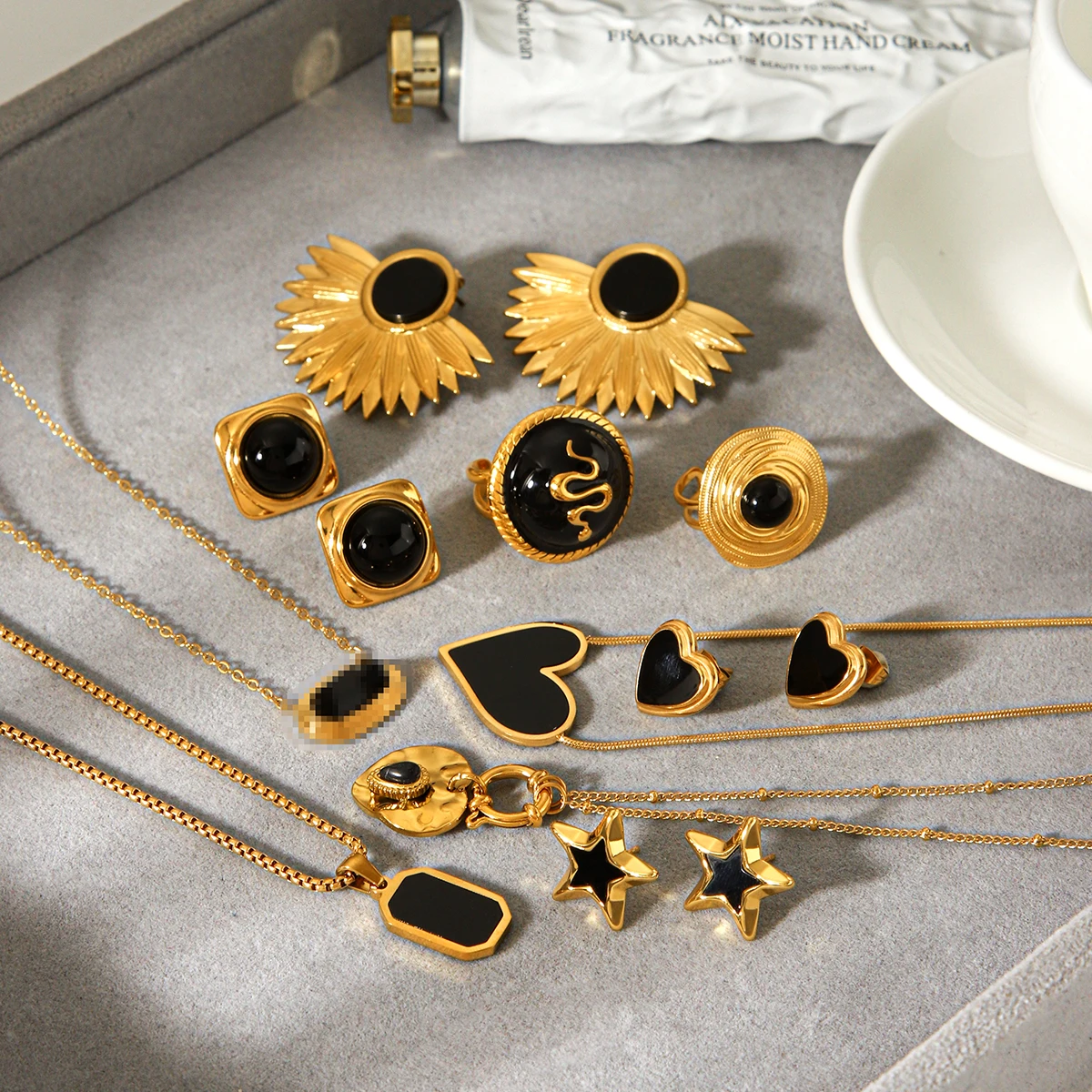 Vergoldeter schwarzer Emaille-Schmuck für Frauen, Herz-Stern-Quadrat-Anhänger, Halskette, Ohrringe, Ringe, hypoallergener Edelstahl, Geschenk – Detail 18