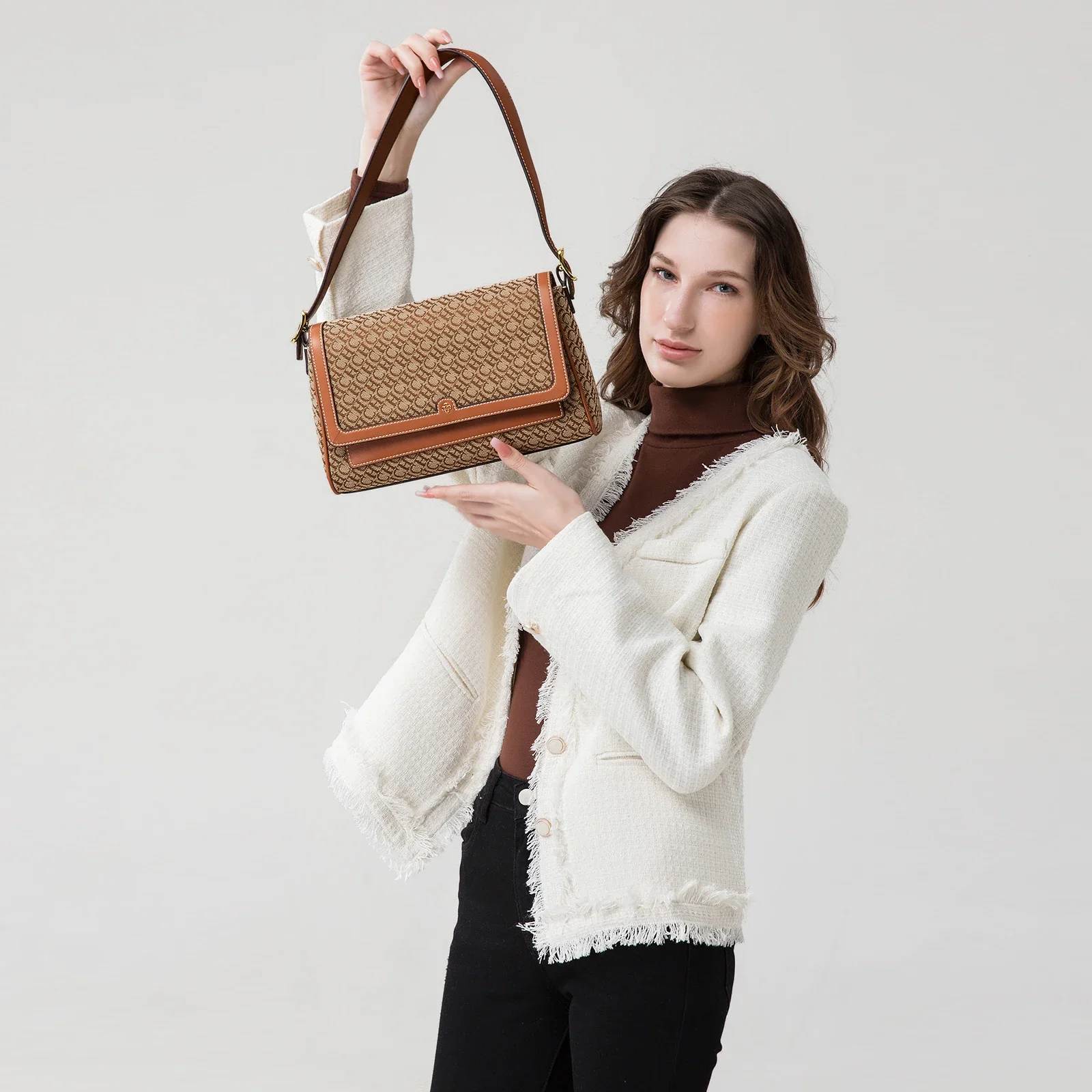 حقيبة كتف نسائية عصرية بتصميم كلاسيكي أنيق، تتميز...