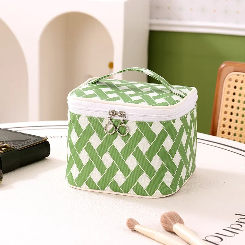 

Academy Style Square Style Makeup Bag with Large Capacity Storage Bag for Travelers To Enhance Their Appearance