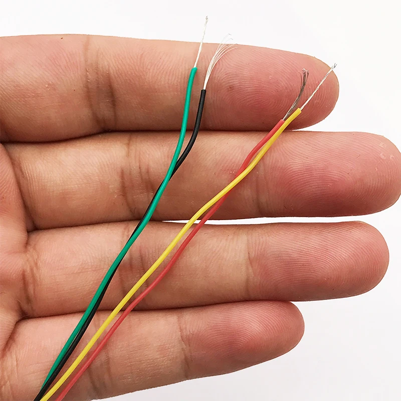 Fil silicone 0,8mm pour drone FPV posé à côté d'un connecteur, prêt à être soudé.
