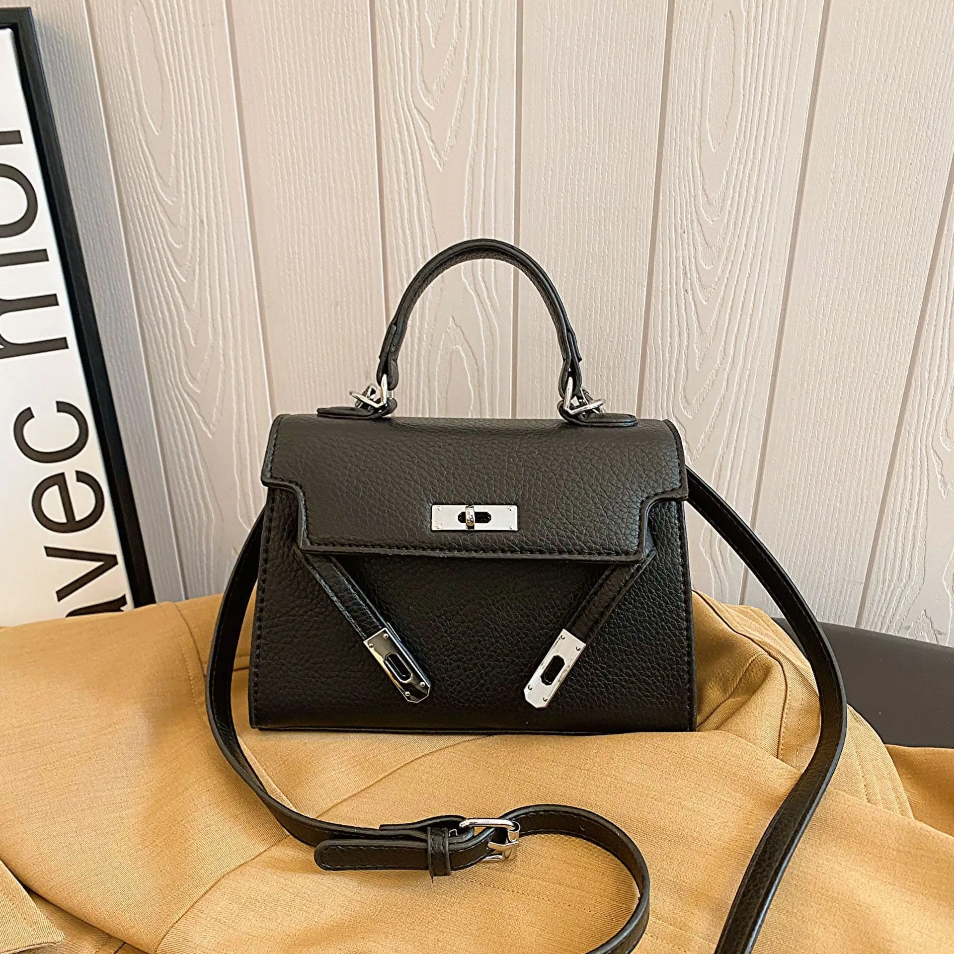 

Высококачественная платиновая сумка-мессенджер Kelly выполняет роскошную настройку логотипа и высококачественную настройку.