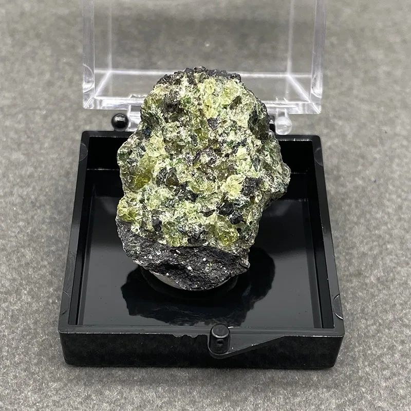 100%  Natural peridot Mineral Specimens Stones and Crystals Healing Crystal   +Box size:35*35*35 mm