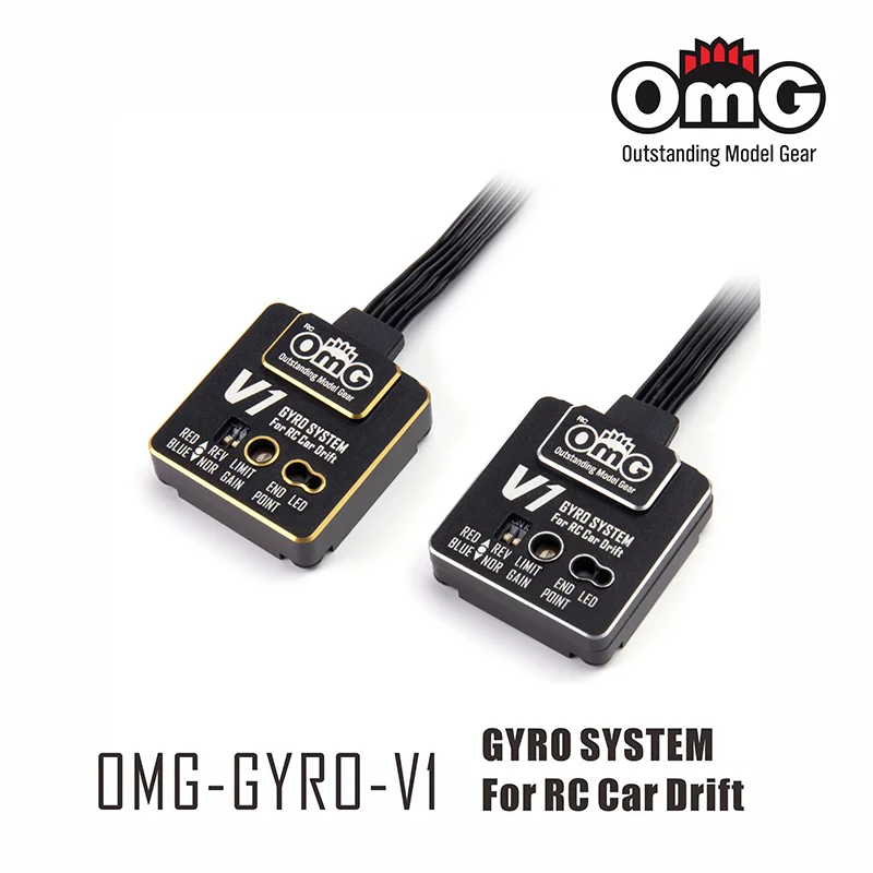 Installation du gyroscope double système OMG-GYRO-V1 dans une voiture RC, câbles branchés.