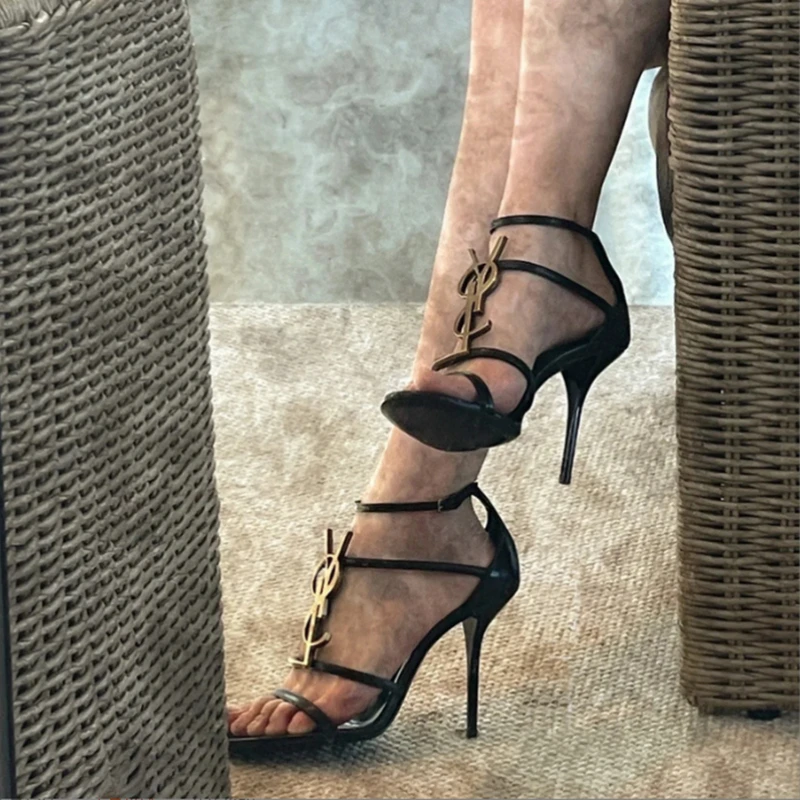 السيدات الجديدة 2025 الصيف نزهة حفلة بسيطة متعددة الاستخدامات موضة أحذية نسائية فستان حفلة مثير المفتوحة تو صنادل عالية الكعب
