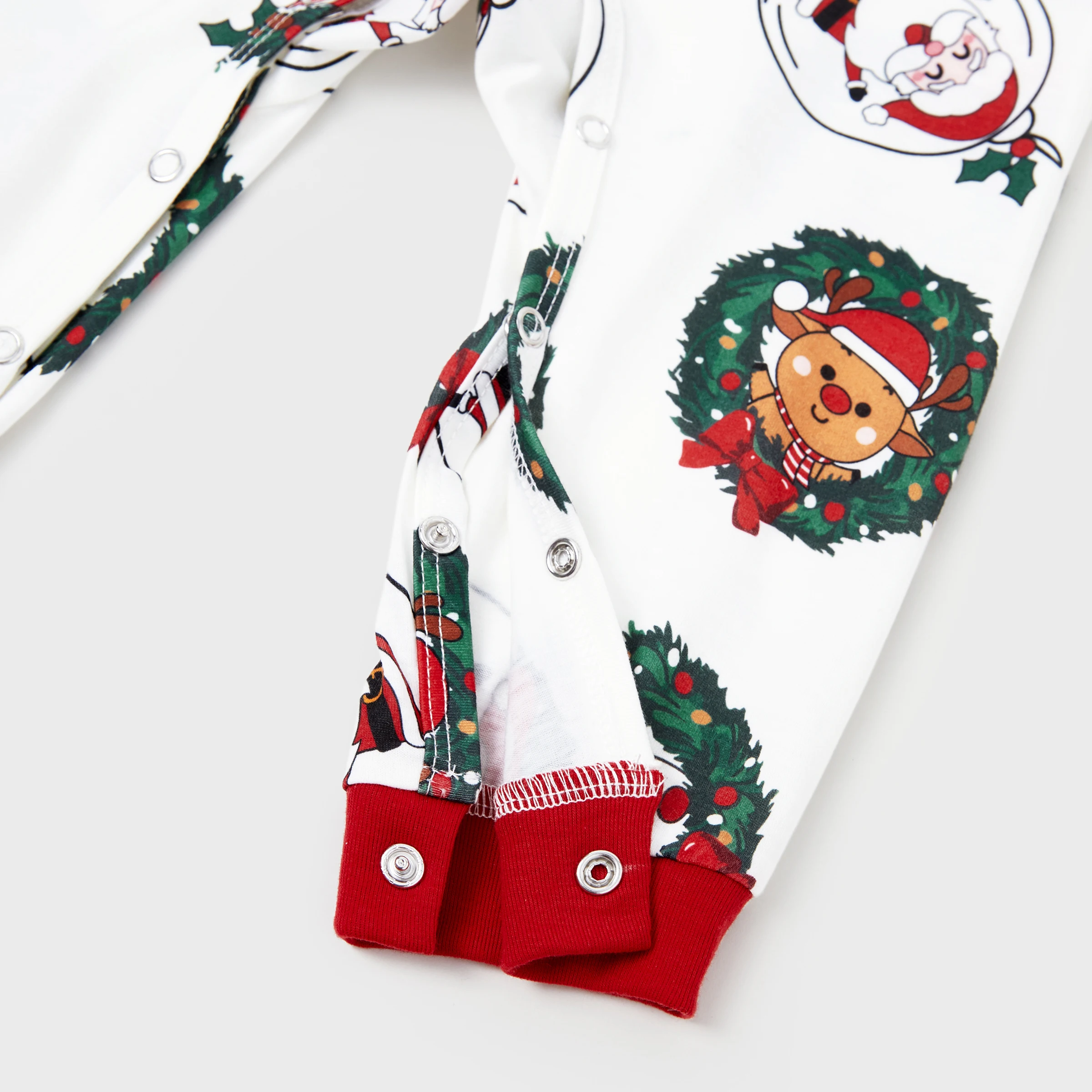 thumbnail image 5 of Conjuntos de pijamas navideños para toda la familia con corona de reno y Papá Noel, 5 of 5