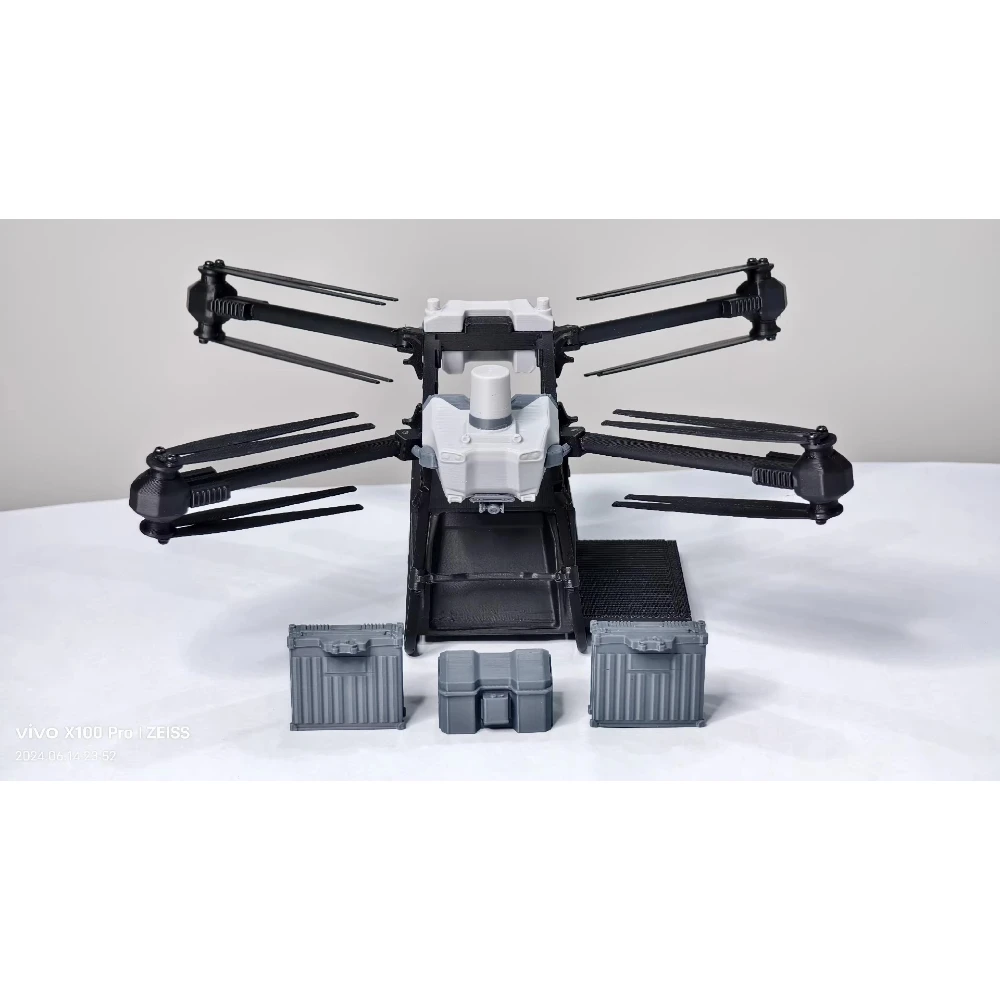 Drone Professionnel FC100 Gris Clair en vol au-dessus d'un champ verdoyant