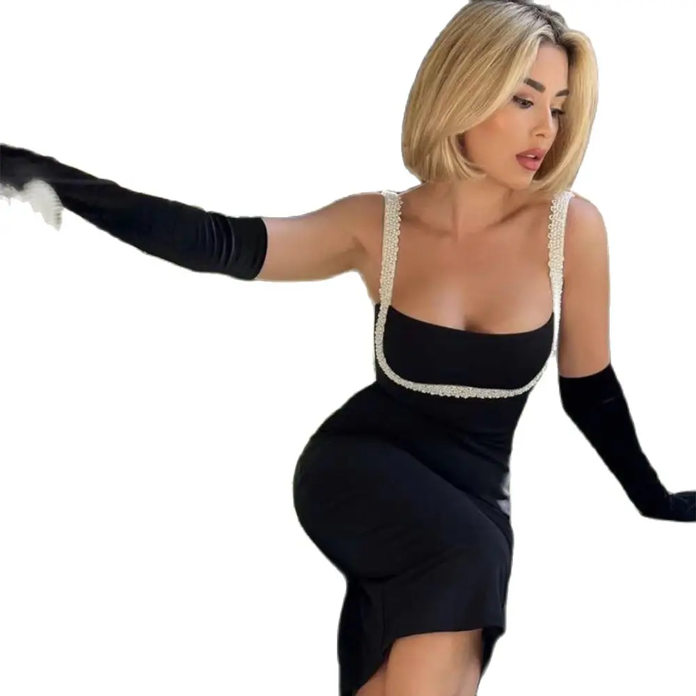 

Женское облегающее платье на бретелях-спагетти