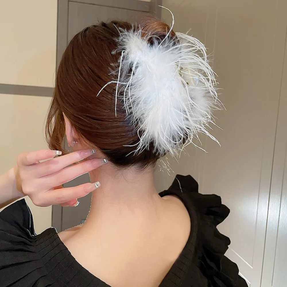 

Acrylic Black Ostrich Hair Shark Clip Party Solid Color Non-slip Plush Hair Clip Headwear Fluffy Fur Feather Hair Clip Ladies