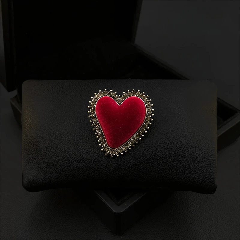 Red Love Coat Fixed Brooch Women's Retro Sweater Cardigan Ornament Lengthened Collar Pins Corsage Clothes Neckline Jewelry 5523