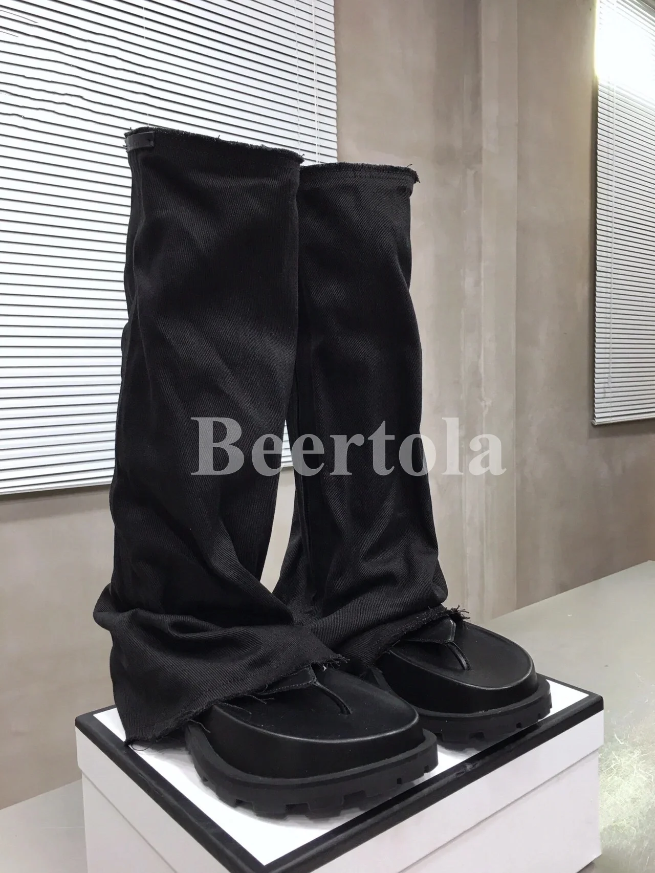 

2023 Black Denim Pants Tube Flip Flops Summer New Side Zipper Knee High Boots Thick Sole Open Toe Sandals Lady Knight Long Shoes