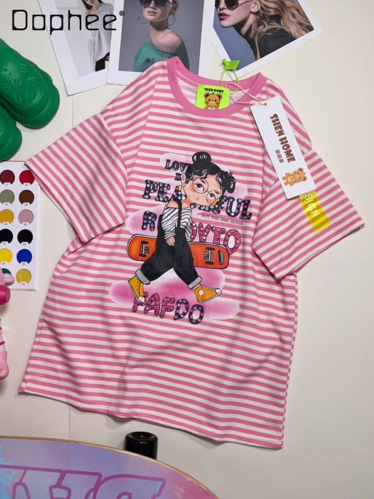 

Свободная стройнящая Футболка с принтом мультяшной девушки с коротким рукавом, Новинка лета 2024, корейский Повседневный полосатый топ с круглым вырезом, женская одежда