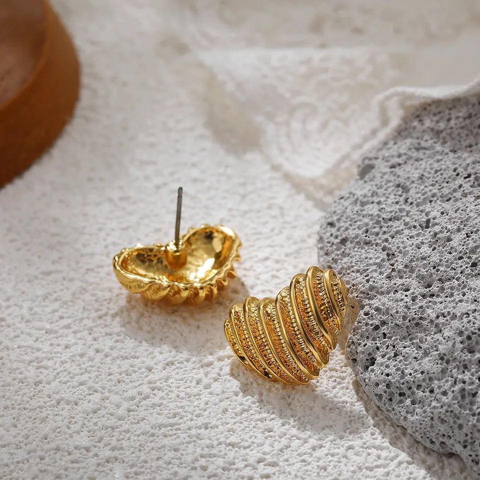 Vintage Metal Striped Texture Heart Stud Earrings for Women 18K Gold Color Plated Love Heart Earring Charm Party Jewelry Gift