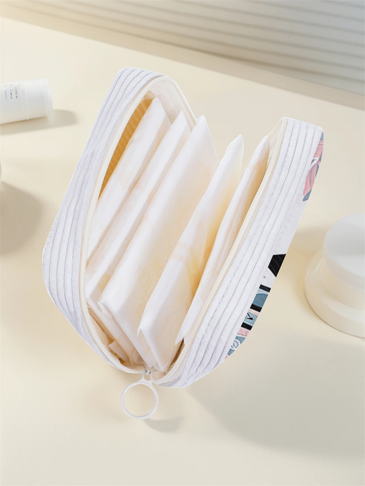 Cute cat pattern printed sanitary napkin storage bag, women's lightweight tissue bag, sanitary tissue bag