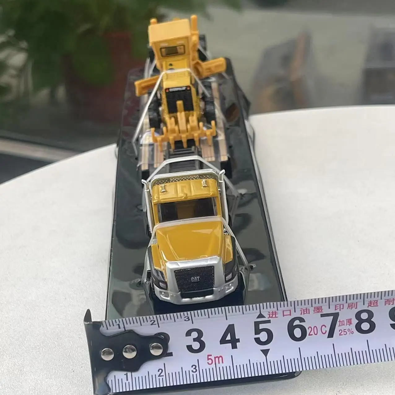 1/87 Scale Semi Tractor with Lowboy Trailer and Cat Diecast Machines Alloy Collectible Toy Model Ornament Souvenir