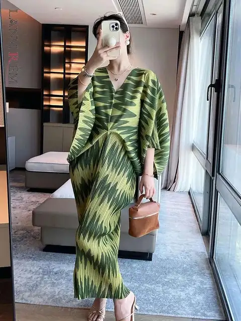 LANMREM Zebra Print Dress With Bat Sleeves V Neck Color Block Loose Pleated Dresses Female Party Clothing 2024 New 2DB1112
