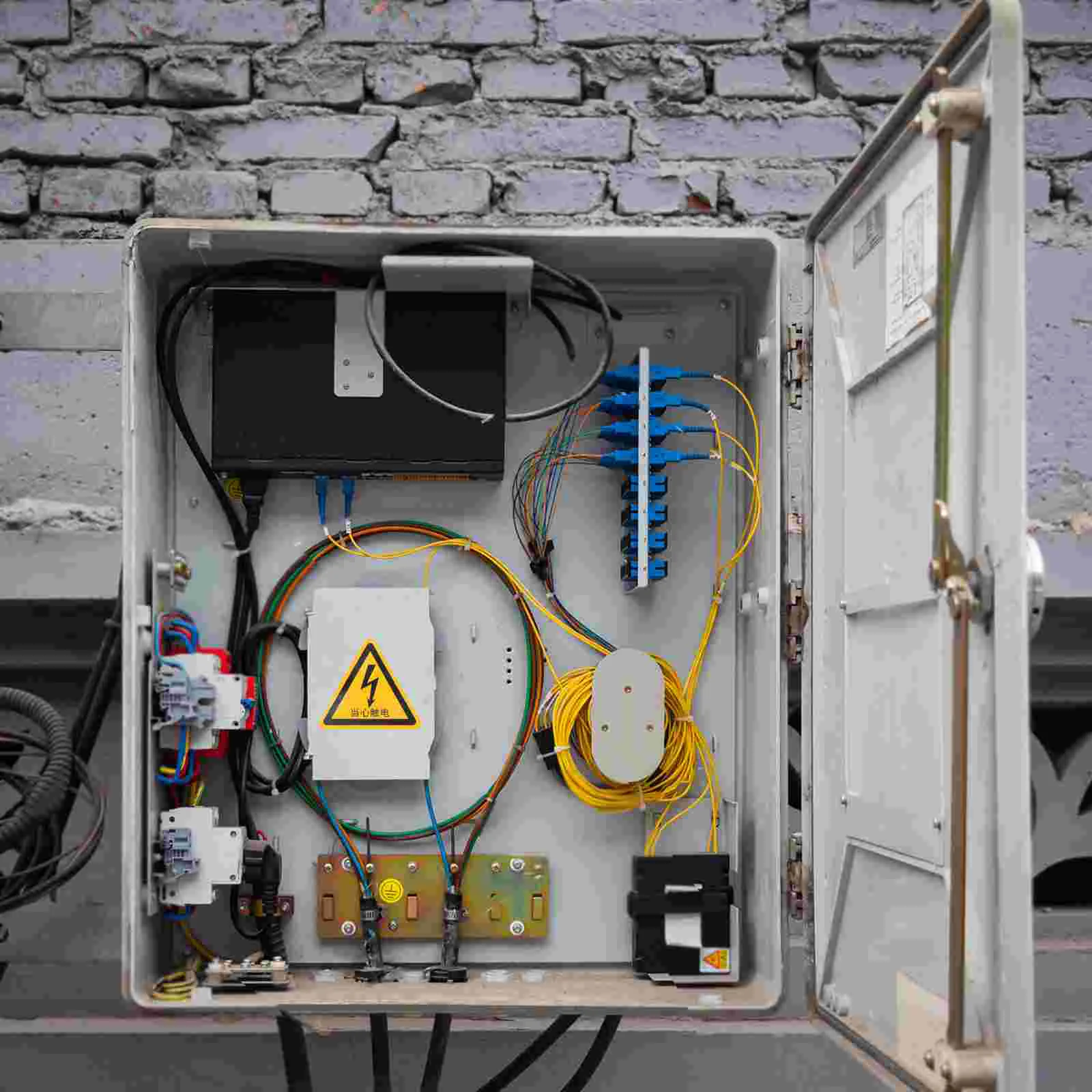 Рисунок 5 - защитные знаки, бирки для предупреждения