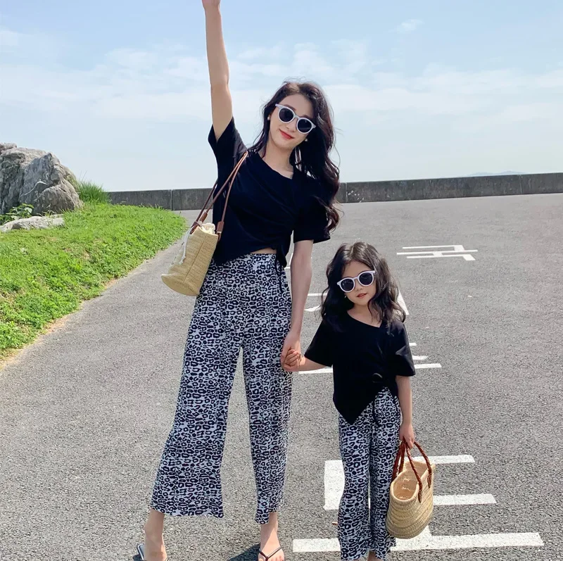 

Летние комплекты для мамы и дочери, костюмы из двух предметов для мамы и ребенка