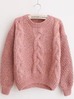 Женский вязаный свитер с витым узором и круглым вырезом 1
