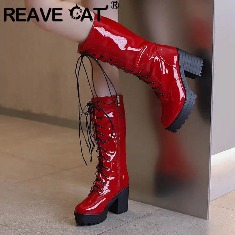 

Женские лакированные ботинки до середины икры REAVE CAT, полусапожки с круглым носком на массивном каблуке 9,5 см, элегантные полусапожки на платформе и молнии на шнуровке, модель 43 44
