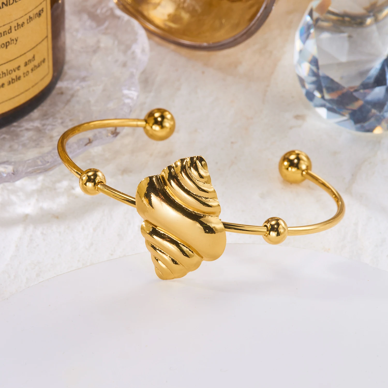 Gmai Edelstahl PVD-beschichtetes Muschel-Armreif für Damen, Böhmischer Goldfarben-Armreif, Schmuck für das Handgelenk, Pulseras Geschenk – Detail 8