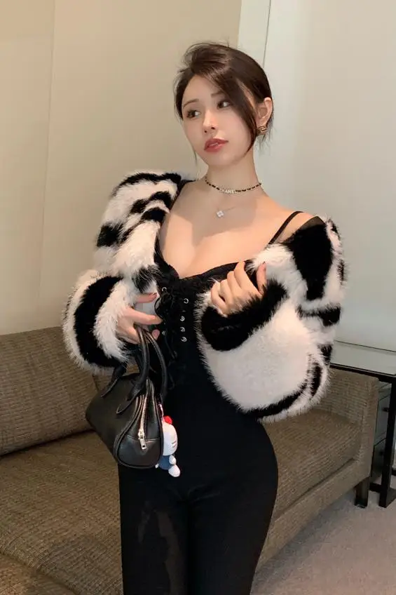 Zebra Stripe Faux Fur Women Coat Long Sleeves Short Cut Winter Fahion Korean Girls New Arrivals Faux Fur Overcoat