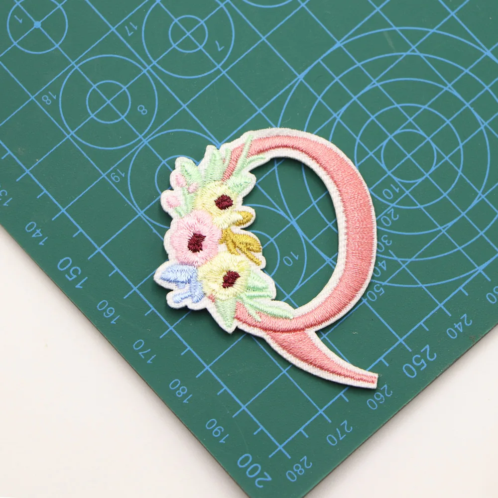 1PC Rosa Blume Brief Stickerei Patches Eisen Auf Buchstaben Patch A-Z Nähen Auf Gestickte Patches Für Kleidung Name logo Diy – Detail 22