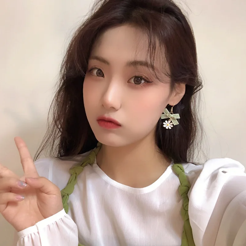 Korean Forest Series Fresh Little Daisy Clip on Earrings No Piercing Vintage Lattice Bow Daisy Flower Ear Clip Earrings Women 4