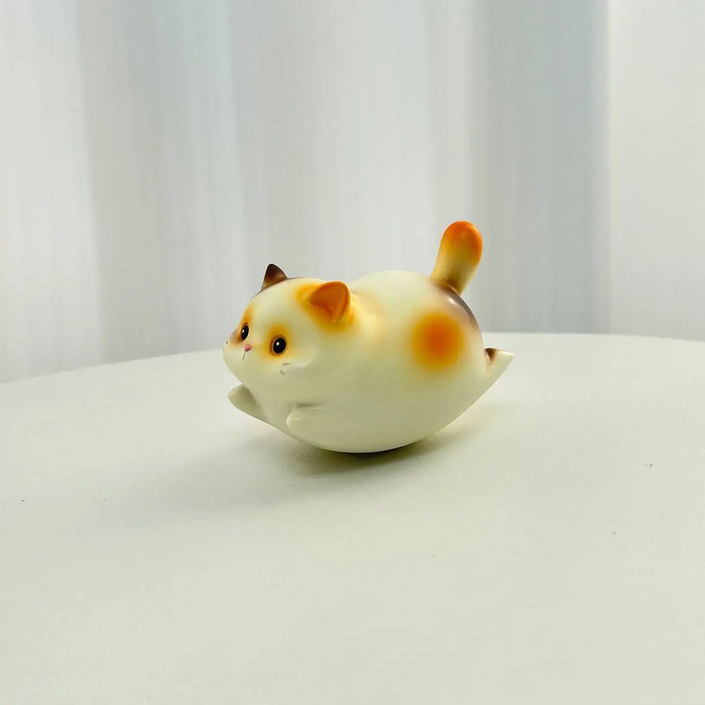 귀여운 고양이 데스크탑 장식품 스트레스 해소 사무실 장식 거실 입구 장식 창의적인 힐링 작은 장식품 레진 소재