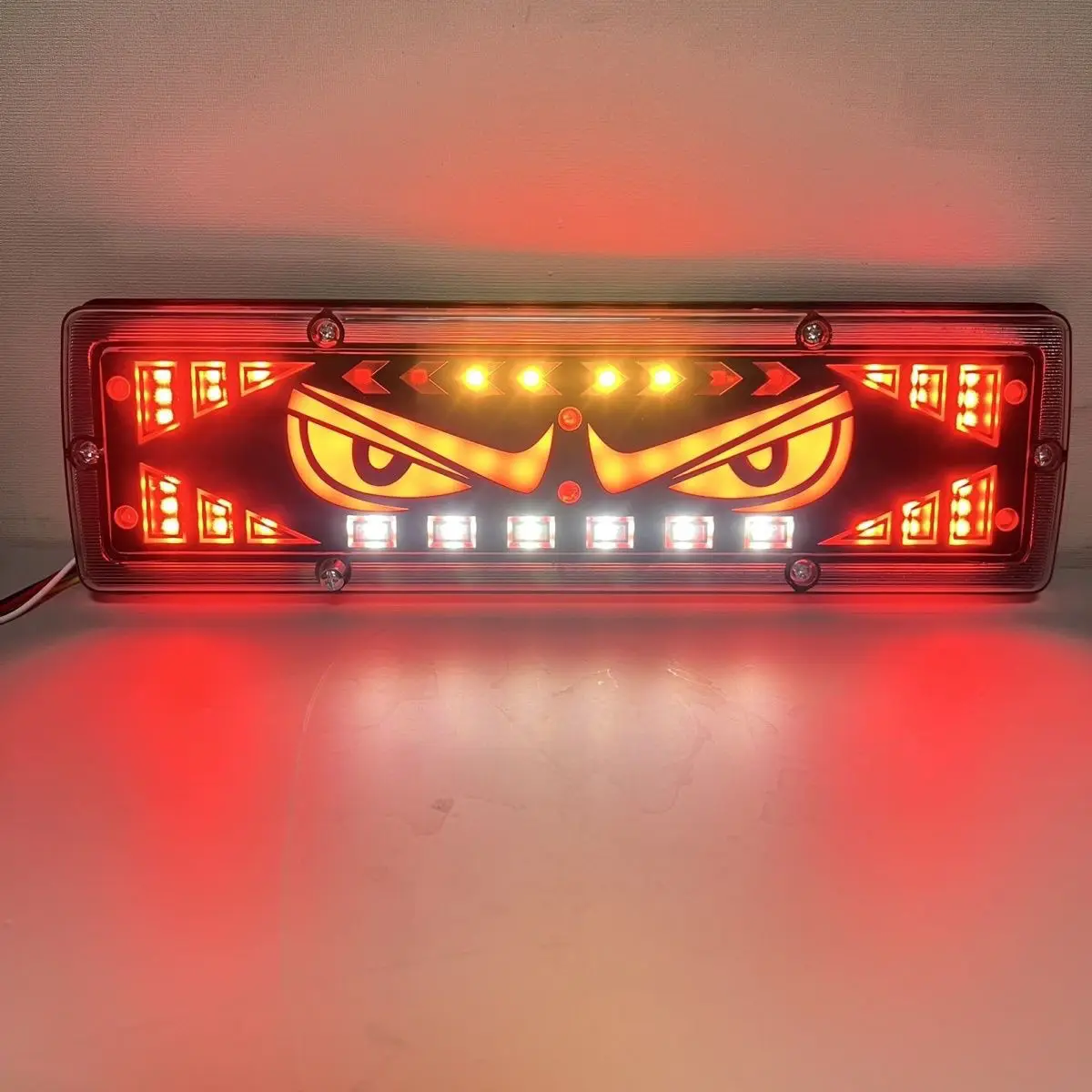 Feu Arrière LED 31 LEDs Avec Effet Flowing - 12V/24V Pour Camion Remorque - Neuf Certifié