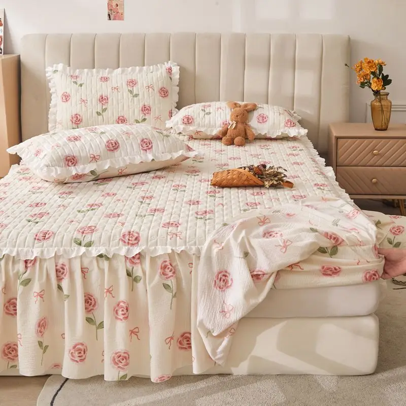 

Lace Ruffle Edge Printed Bed Skirt Flower Pattern Quilted Thickened Bed Cover Three Piece Non Slip Dustproof Bedding Set