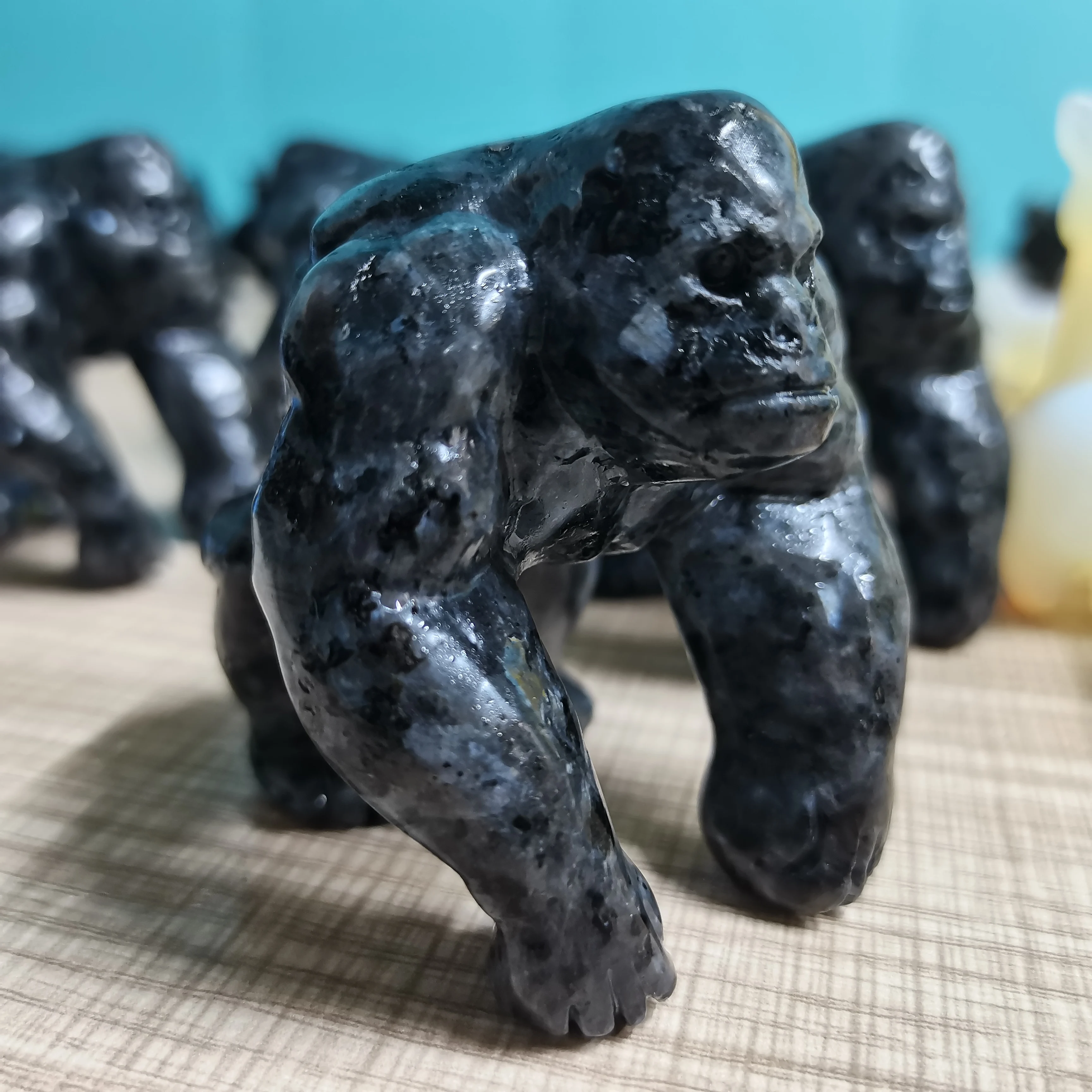 

Natural Black Blue Amphibole Stone Carved Chimpanzee Home Decoration Healing Crystal Figurine Spiritual Gemstone Omament 1pcs