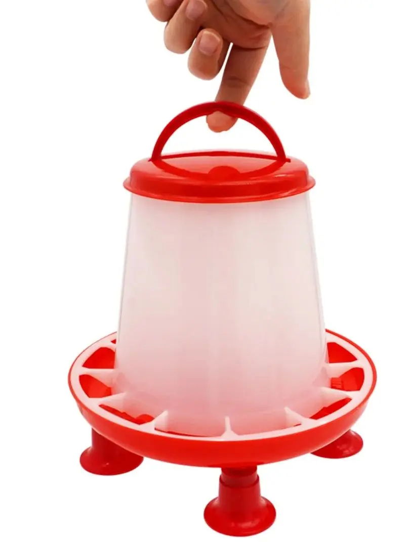 Prednji pogled na crveno-bijelu kantu za hranjenje pilića