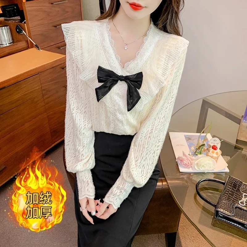 

French gentle style V-neck lace bow with plush and thickened bottom, paired with a unique top
