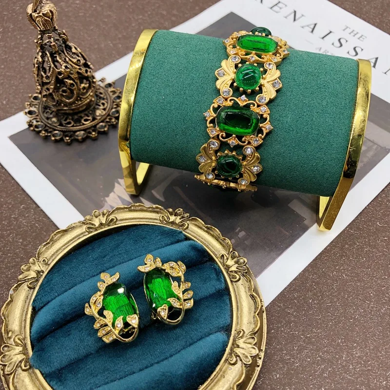 

Western Medieval Emerald Glass Leaf Set Zircon Earrings Bracelet