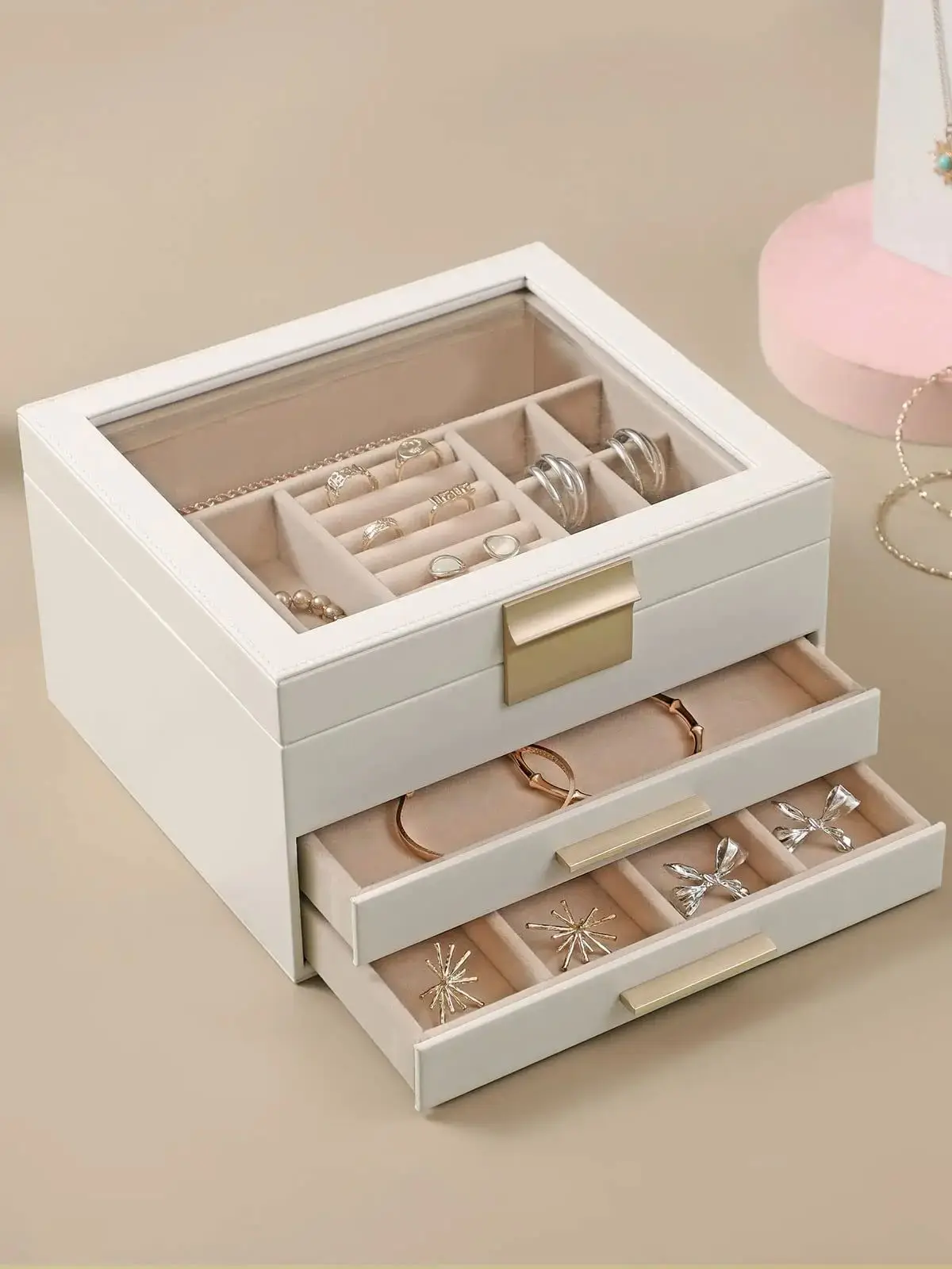 Boîte à bijoux de voyage fermée sur une surface élégante