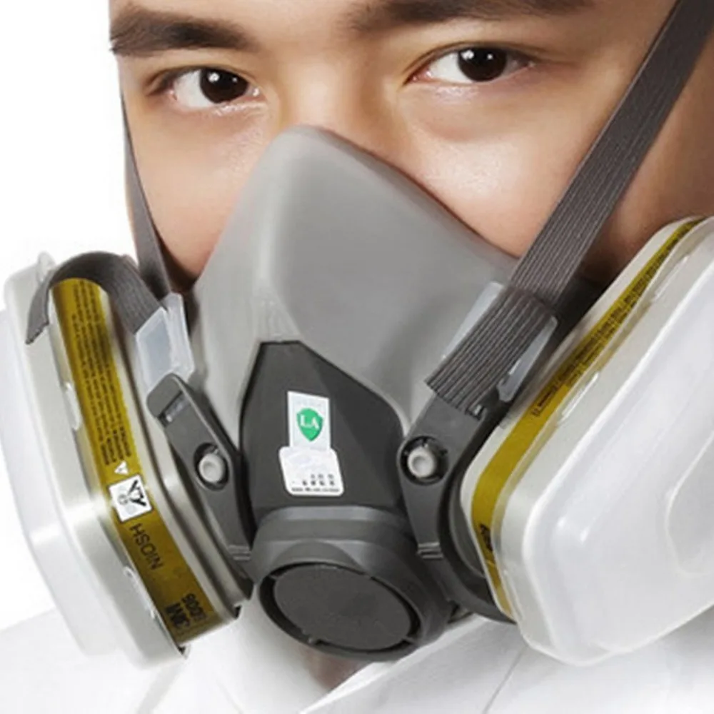 Demi-masque filtrant jaune avec cartouche, vue de côté, pour protection chimique.