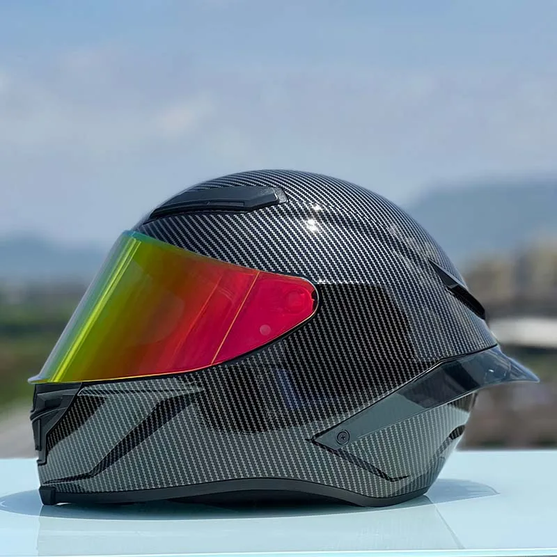thumbnail image 1 of Casco de motocicleta con patrón de fibra de carbono, personalidad, para hombres y mujeres, cobertura total, carreras de motocicletas, ala trasera grande, capacidad 3C, 1 of 5