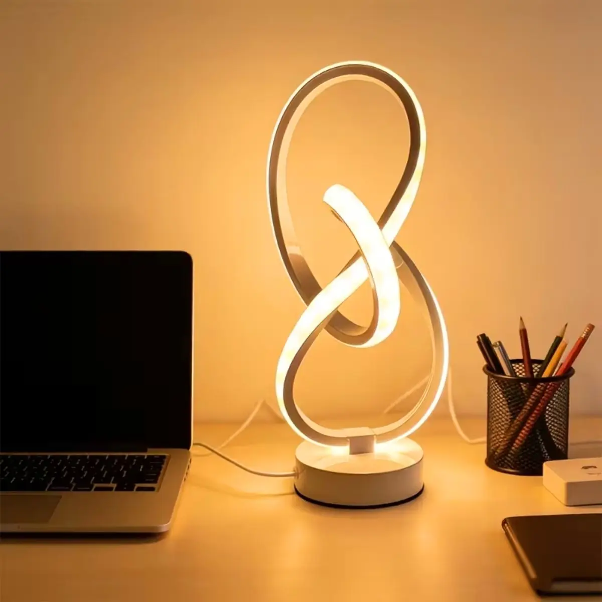 USB 기능이 있는 세련된 모던 LED 책상 램프 - 밝기 조절이 가능한 침실 탁상 램프, 독특한 라인 디자인, 침실, 거실에 적합