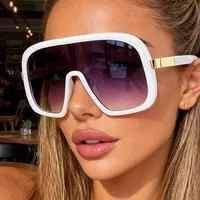 Lunettes de soleil masque vintage à grande monture pour femme, style mode, avec verres dégradés, protection UV400, idéales pour la conduite en extérieur 2