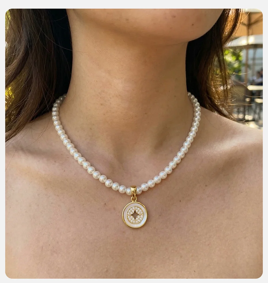 Vnox Elegante Vergoldete Kristall-Imitationsperlen-Halskette für Damen, Exquisiter Weißer Runder Muschel-Münzanhänger – Detail 2