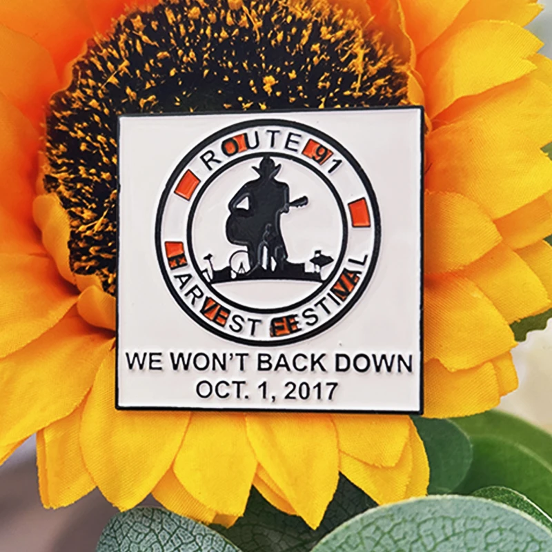 

Поставщик, булавка для лацканов с изображением красивого человека, черно-белая прямоугольная булавка, черный никель, металл, мягкая эмаль, значок для подарка