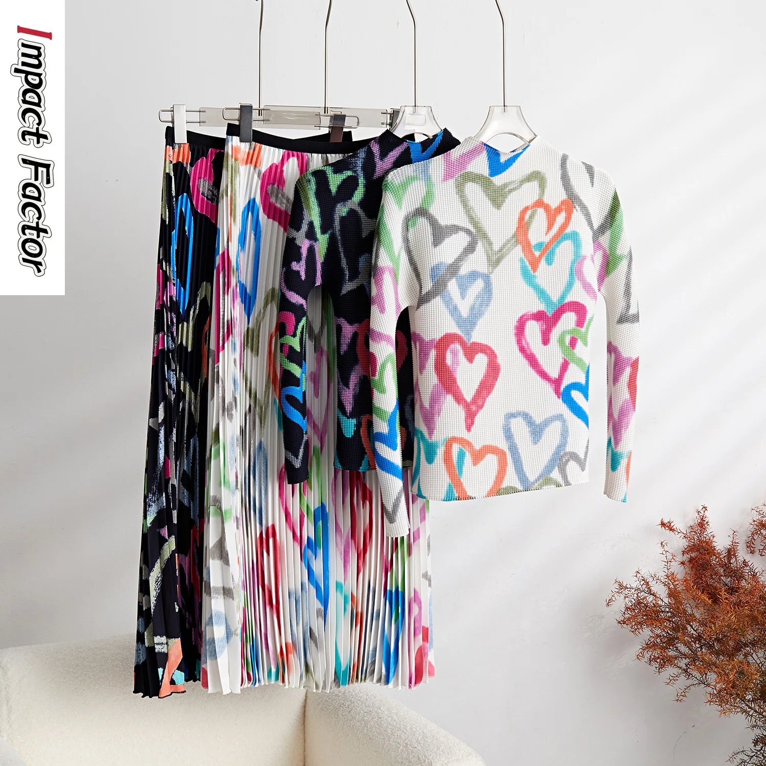 

Женский плиссированный комплект из двух предметов, топ с высоким воротом и длинным рукавом, с цветным принтом Love, весна-лето 2024