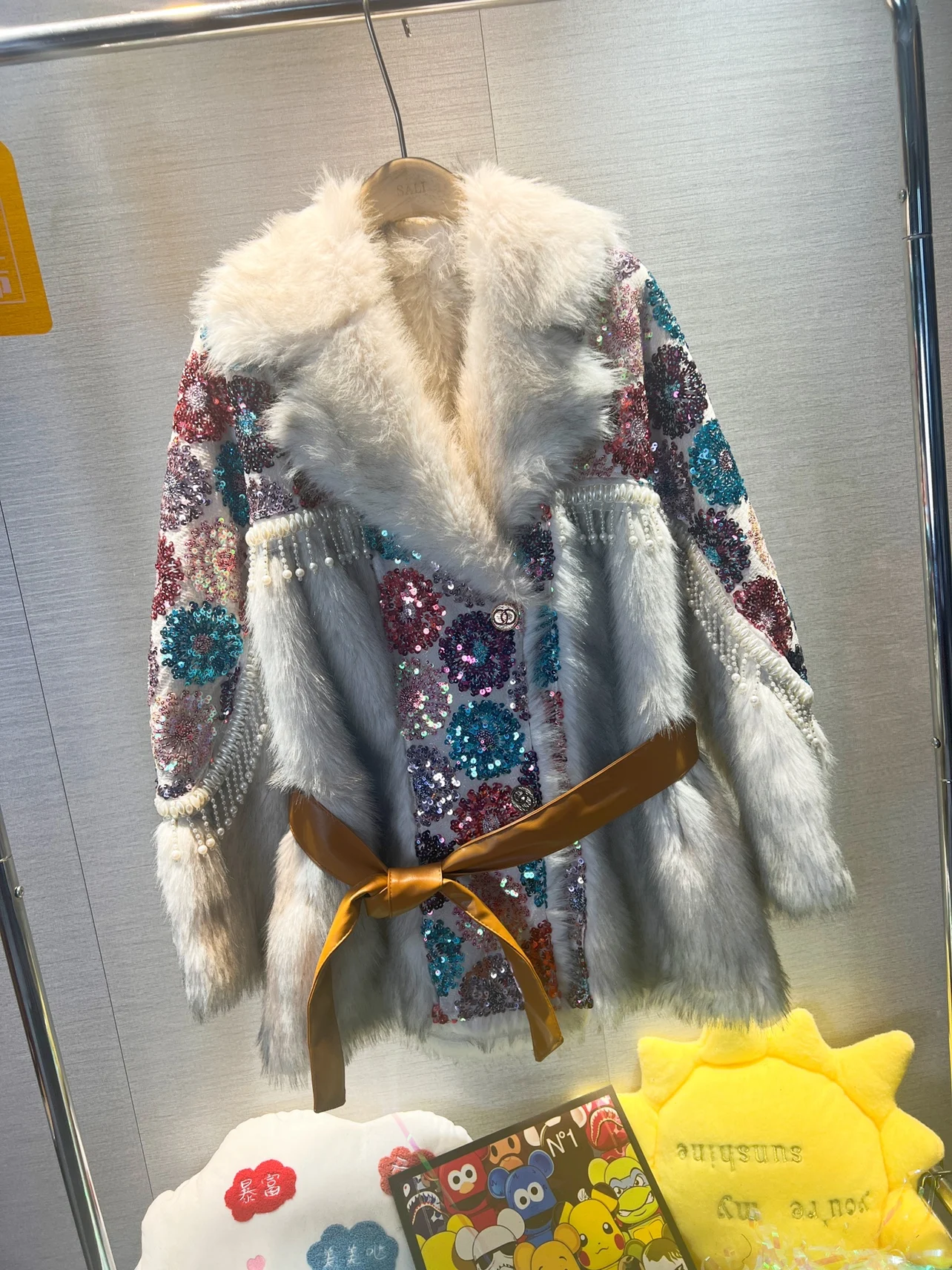 

Retro Women Shiny Sequins Faux Fur Furry Winter Jackets Turn-down Collar Nationality Pearls Embroid Coat Sweet Outerwear Female