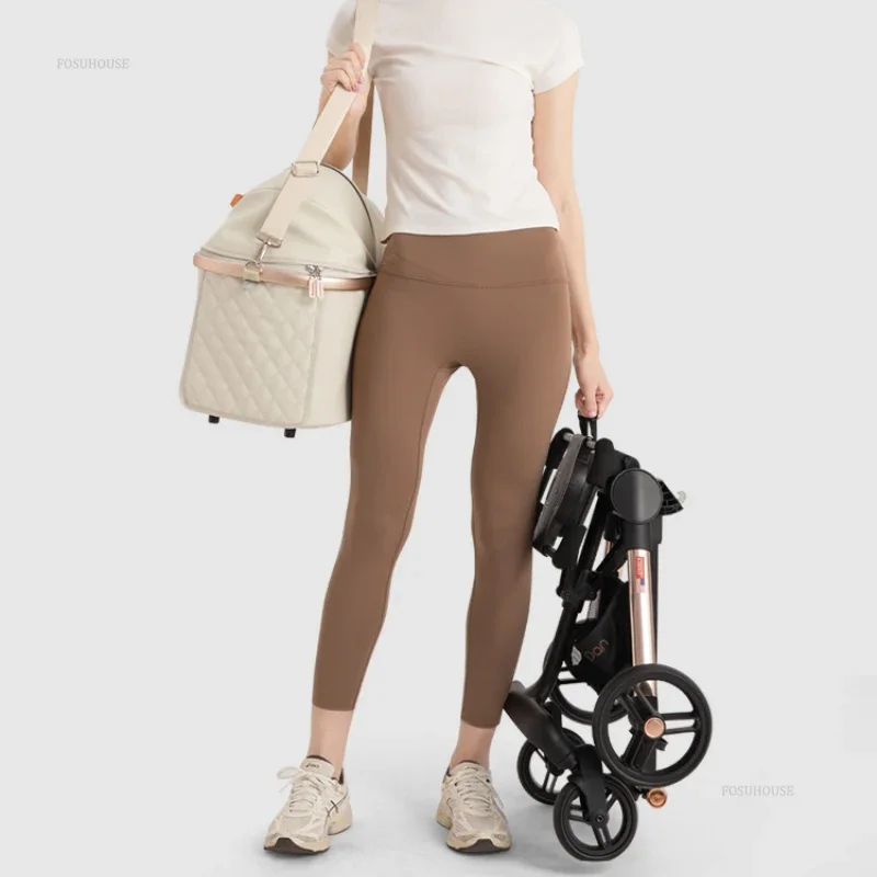 Cochecito ligero y multifuncional para perros y gatos pequeños.