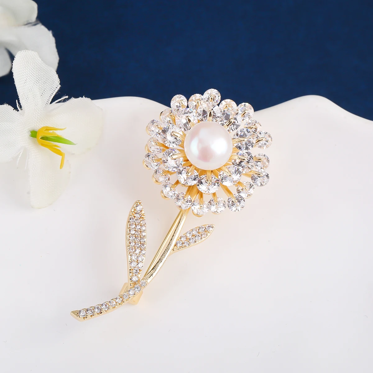 가벼운 럭셔리 틈새 색상 보존 아연 도금 지르콘 럭셔리 상감 진주 꽃 브로치, 레이디 웨딩 파티 보석 선물