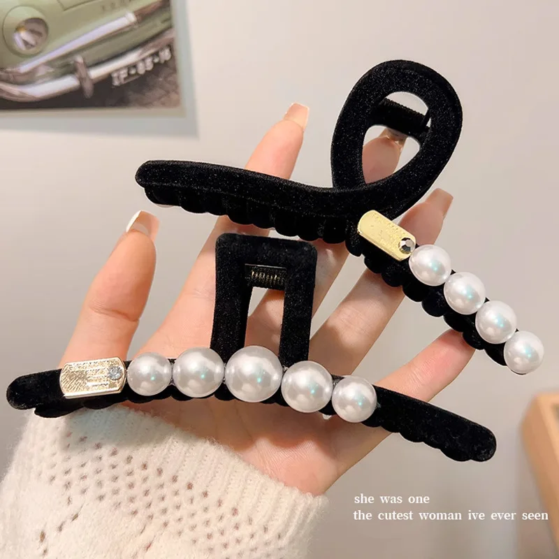 

Autumn Winter Flocking Pearl Clamping Clip for Women 2023 New Back Scoop Shark Clip Large Plush Hairclaw Hairpin Accessories