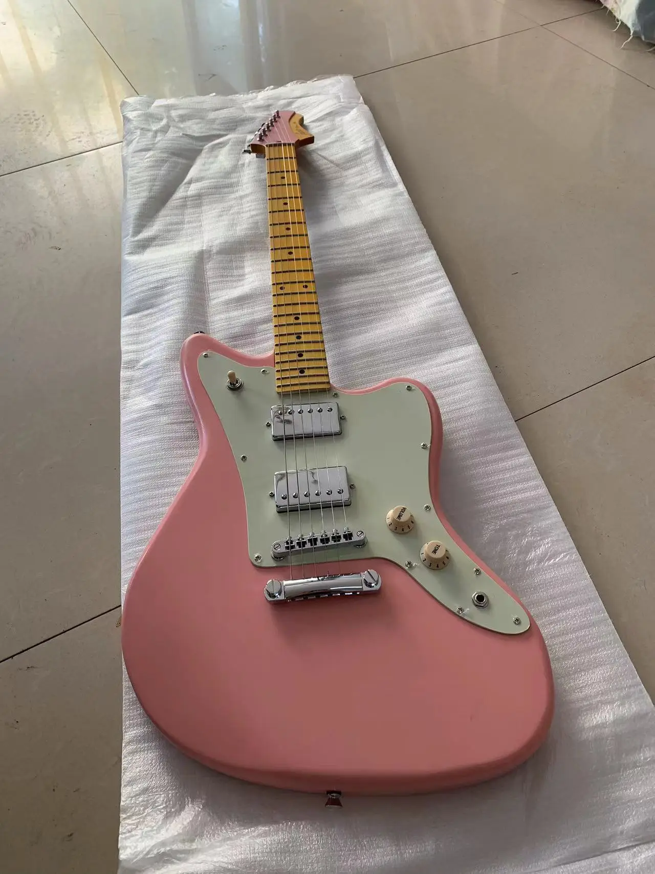 

New high-end 6-string electric guitar, pink body, double pickup, fixed bridge, support for customization, free shipping